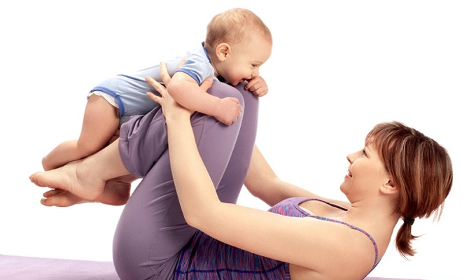 Gimnasia ViVamum, mujer haciendo ejercicios con su bebé