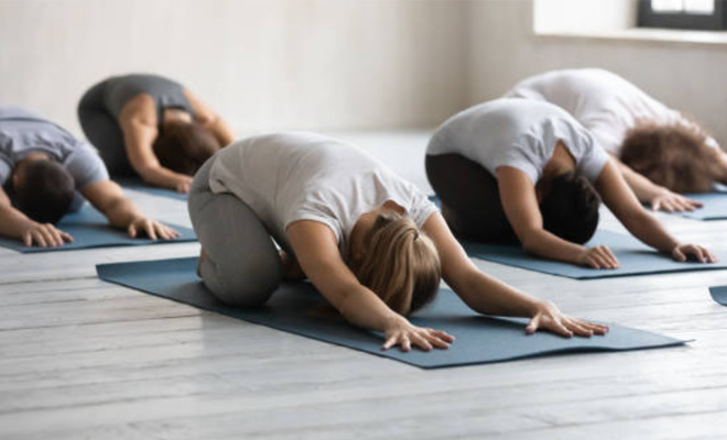 Grupo de personas haciendo pilates