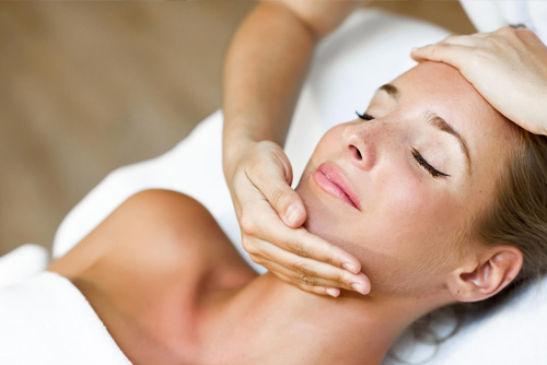 Mujer recibiendo una sesión de fisioestética