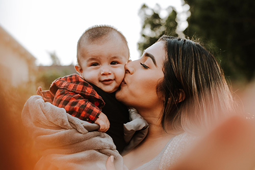 Mujer dando mimos a un bebe