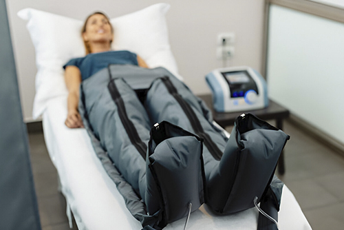 Mujer recibiendo una sesión de presoterapia